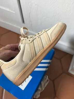 NIB adidas sambas in suede cream with extra laces men’s 7.5 women’s 8.5